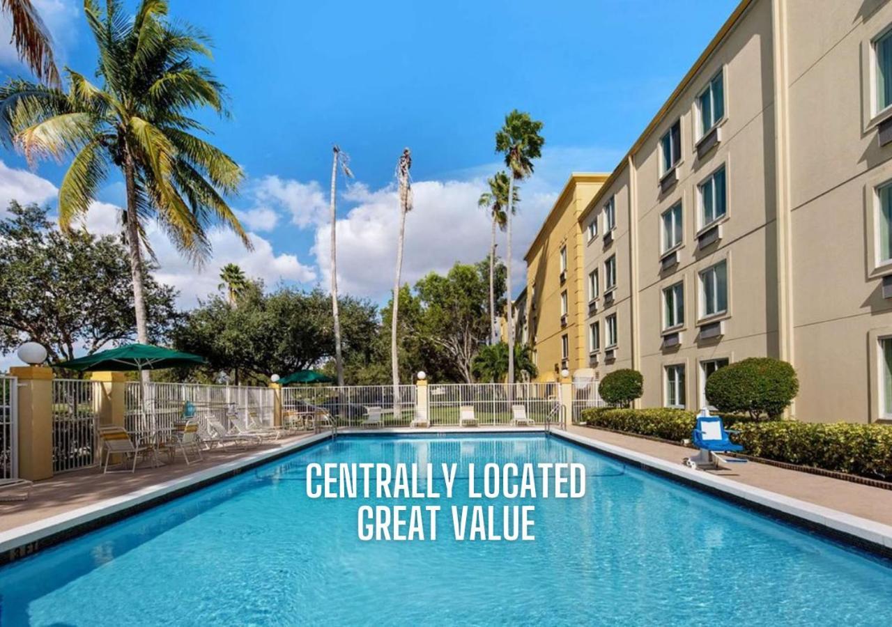 La Quinta Inn & Suites By Wyndham Sawgrass Sunrise Bagian luar foto